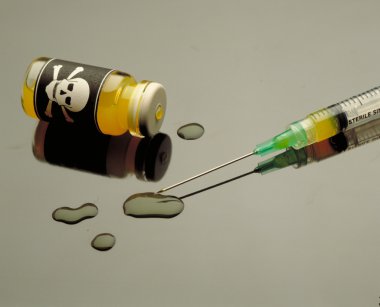 Zehir ve plastik şırınga.