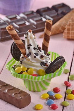 ice cream sundae with chocolate cookies
