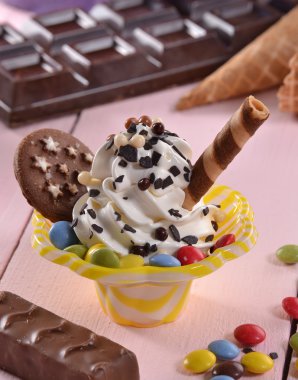 ice cream sundae with chocolate cookies