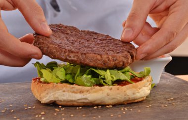 Hamburger hazırlama Cook.