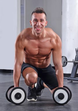 ağırlıklar ile spor salonunda spor adamı