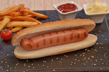 Hot dog, potatoes chips and sauces