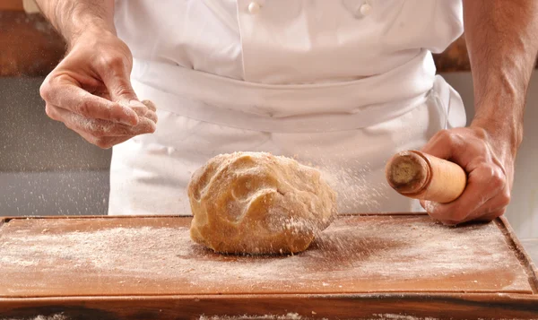 Cocine añadiendo harina en polvo a la masa —  Fotos de Stock