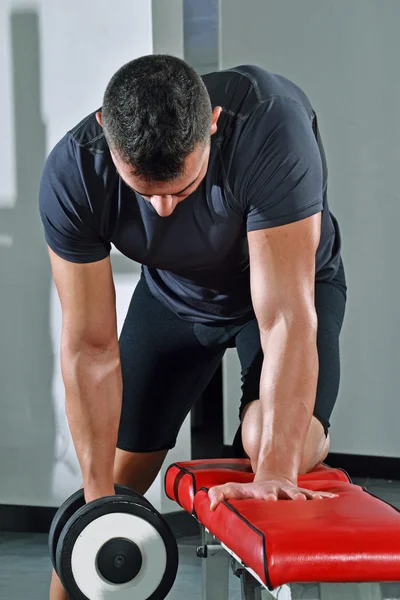 Mand uddannelse med gym vægte . - Stock-foto