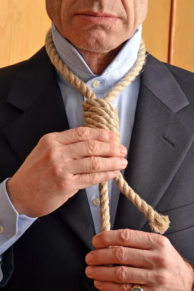 Hangman adjusting a noose rope — Stock Photo, Image