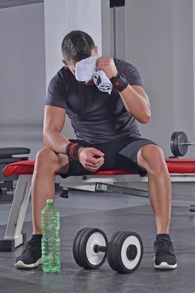 Hombre tomando un descanso después del entrenamiento —  Fotos de Stock