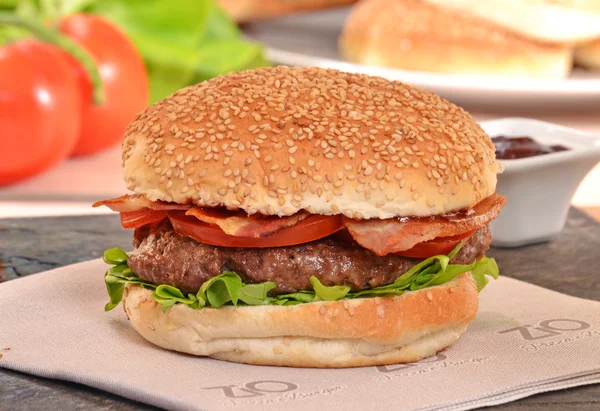 Cheese burger and ingredients. — Stock Photo, Image