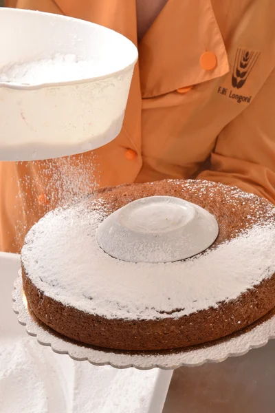 Chef preparar bolo de creme . — Fotografia de Stock