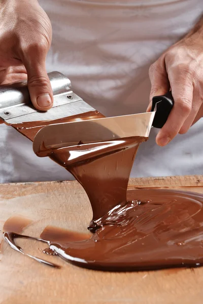 Cuisiner en mélangeant la crème au chocolat — Photo