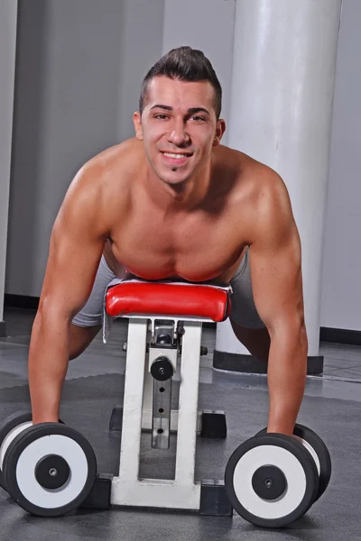 Entraînement d'homme avec des poids de gymnase . — Photo