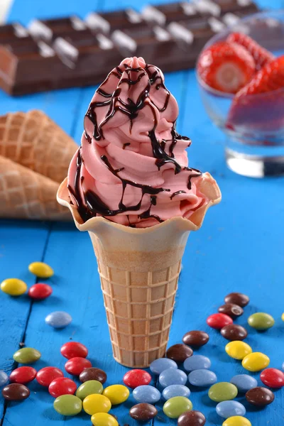 Strawberry ice cream with chocolate syrup — ストック写真