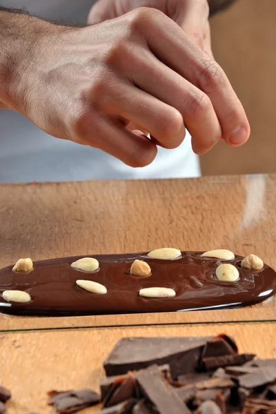 Cocinar preparar nueces barra de chocolate negro . — Foto de Stock