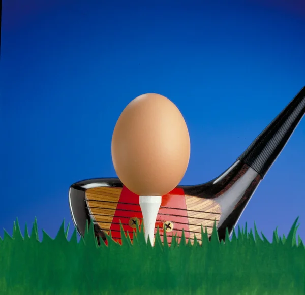 Golf club hitting an egg — Stock Photo, Image