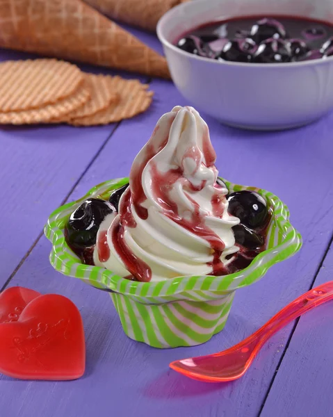 Vanilla ice cream cup fruit syrup — Stockfoto