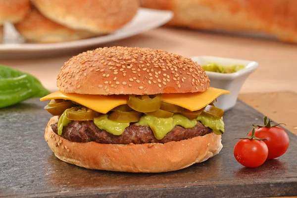 Jalapenos hambúrguer de queijo rústico — Fotografia de Stock
