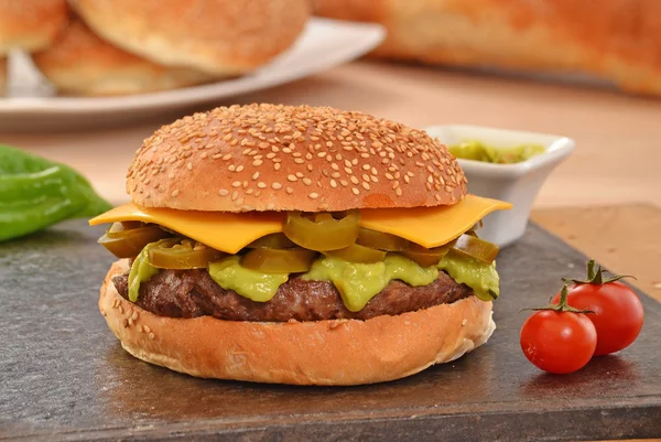 Hamburguesa de queso rústico Jalapeños — Foto de Stock