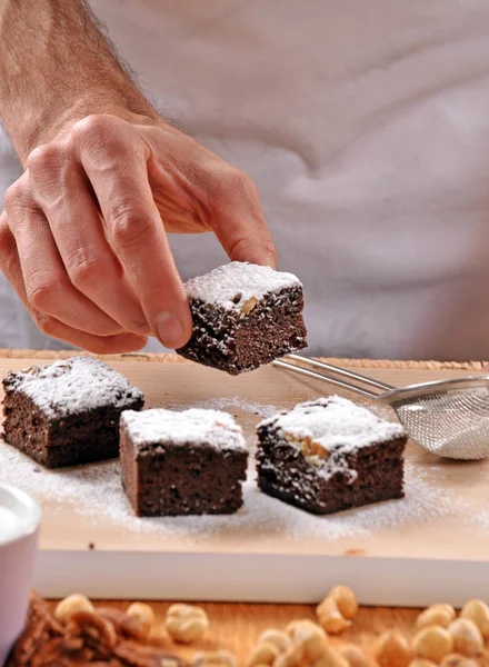 Pastelero preparando brownies — Foto de Stock