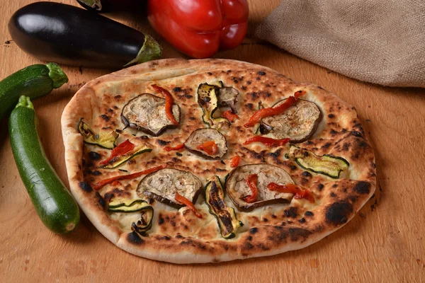 Refroidir la pizza sur table en bois — Photo