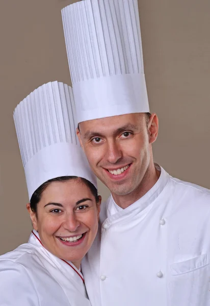 Jovem cozinheiro casal sorrindo — Fotografia de Stock