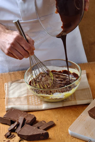 Hombre Verter chocolate negro derretido —  Fotos de Stock