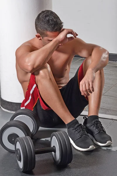 Entraîneur fatigué après l'entraînement avec le poids du gymnase — Photo