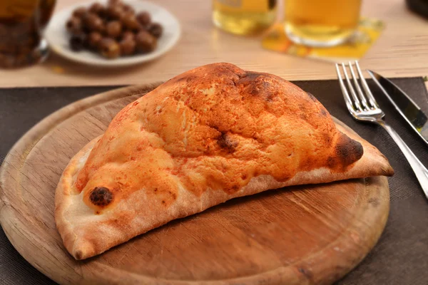 Calzone traditionell italiensk maträtt — Stockfoto