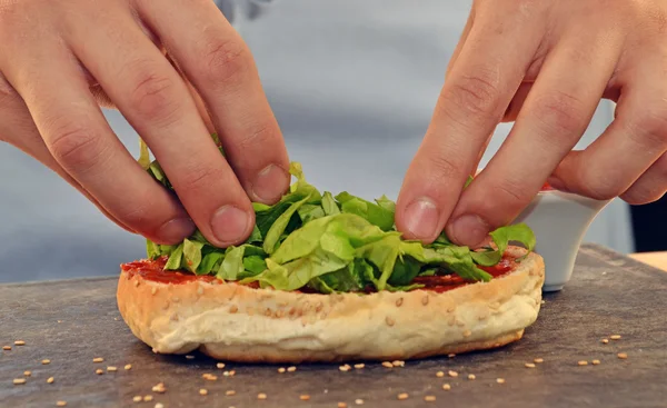 Cook att lägga till sallad — Stockfoto