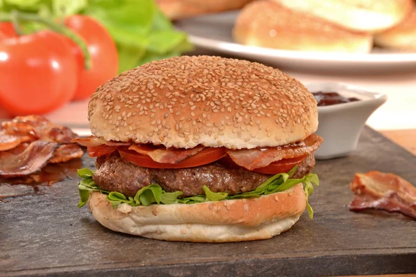 Cheese burger and ingredients. — Stock Photo, Image