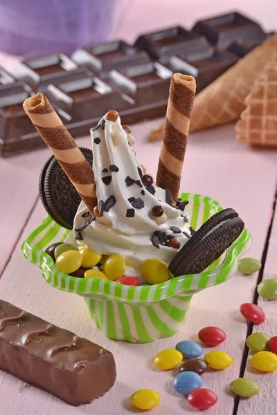 Ice cream sundae with chocolate cookies — Stockfoto