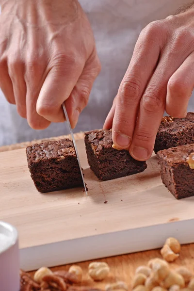 Cocinero pastelero manos preparando brownies — Foto de Stock