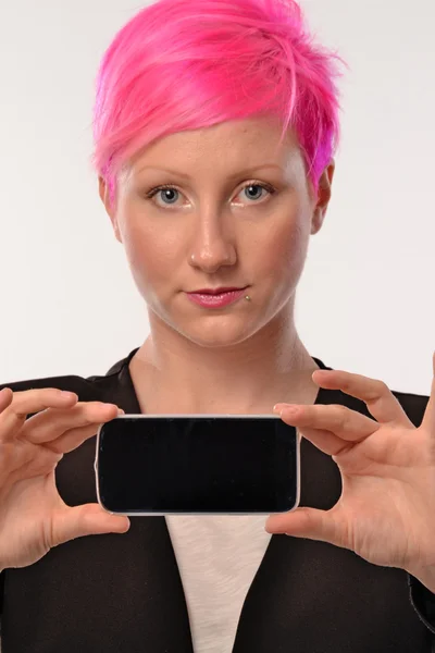 Punk tjej anläggning telefon — Stockfoto