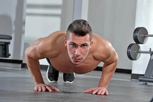 Fitness hombre entrenamiento flexiones — Foto de Stock