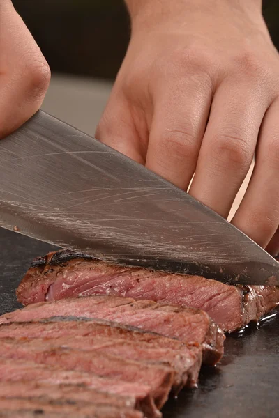 Cook slicing grilled beef — ストック写真