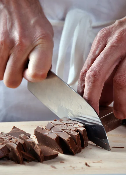 Chef cortando brownies de chocolate fresco — Fotografia de Stock