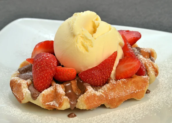 Strawberry waffle and vanilla ice cream — Stock fotografie