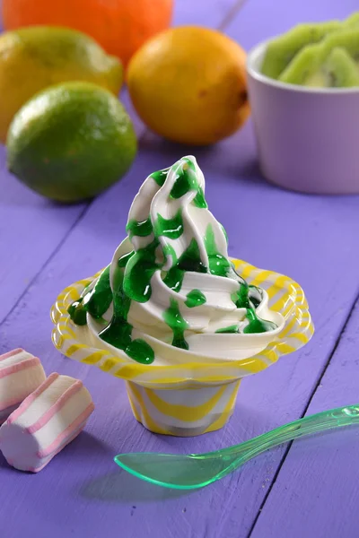 Vanilla ice cream cup and mint syrup — Stockfoto