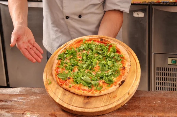 Beredda färska pizza — Stockfoto