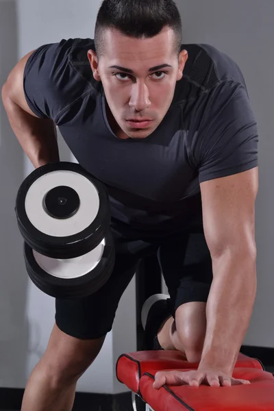 Uomo allenamento con pesi palestra . — Foto Stock