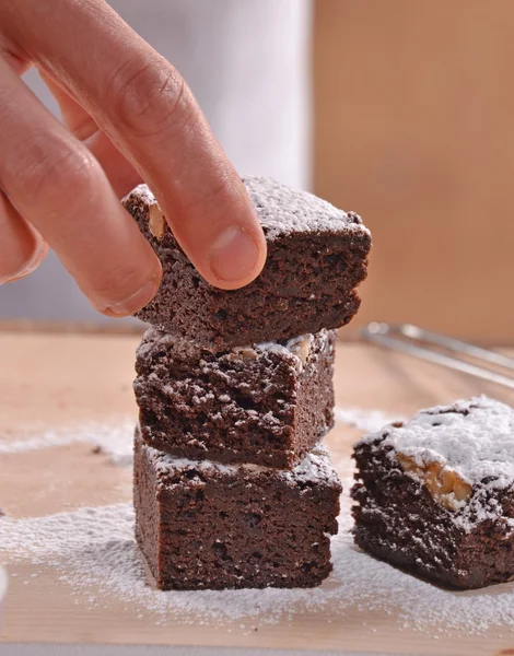 Cocinero pastelero manos preparando brownies — Foto de Stock