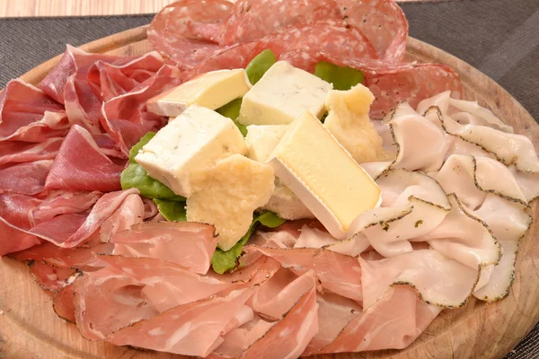 Salame e queijo de prosciutto fatiado — Fotografia de Stock