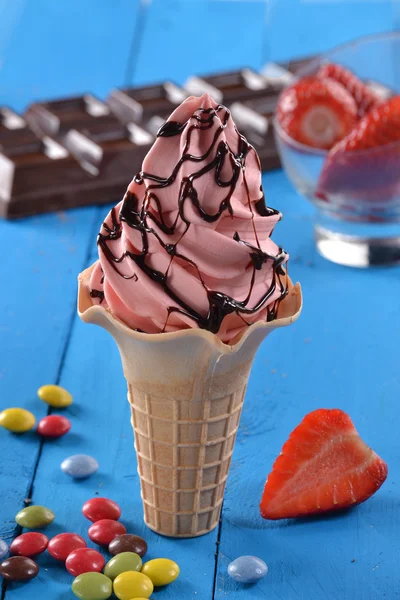 Strawberry ice cream with chocolate syrup — Stock Photo, Image
