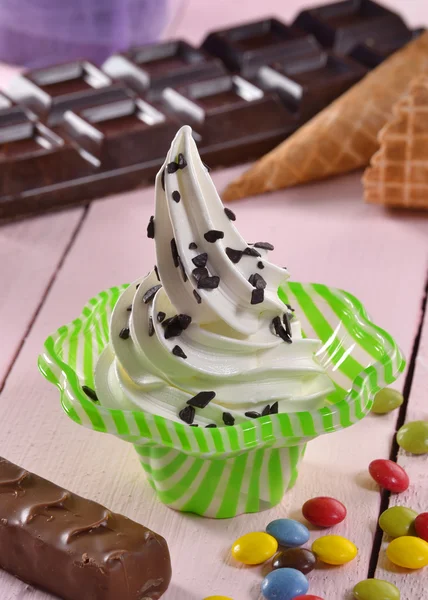 Copa de helado de vainilla con chocolate —  Fotos de Stock