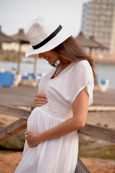 Schwangere berührt ihren Bauch. — Stockfoto