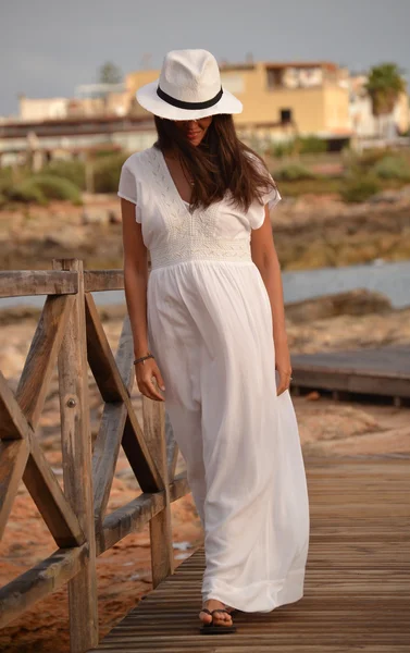 Utomhus gravid latin kvinna — Stockfoto