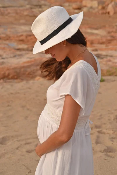 Mujer latina embarazada al aire libre —  Fotos de Stock