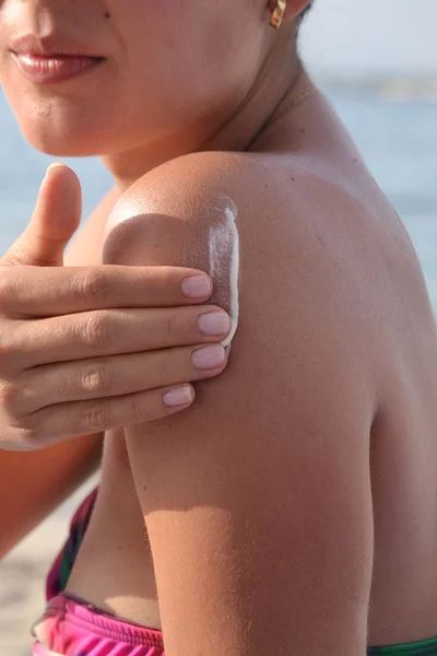 Woman applying protection sun body cream — Stock Photo, Image