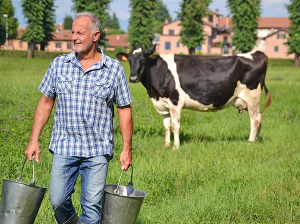 İki kova ile mutlu çiftçi — Stok fotoğraf