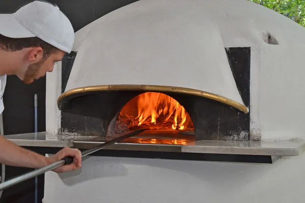 Hagyva sült pizza szakács — Stock Fotó