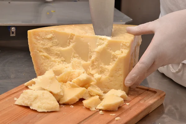Cozinhe pilhas de queijo parmesão de corte — Fotografia de Stock