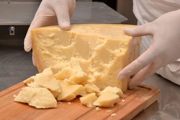Cozinhe pilhas de queijo parmesão de corte — Fotografia de Stock